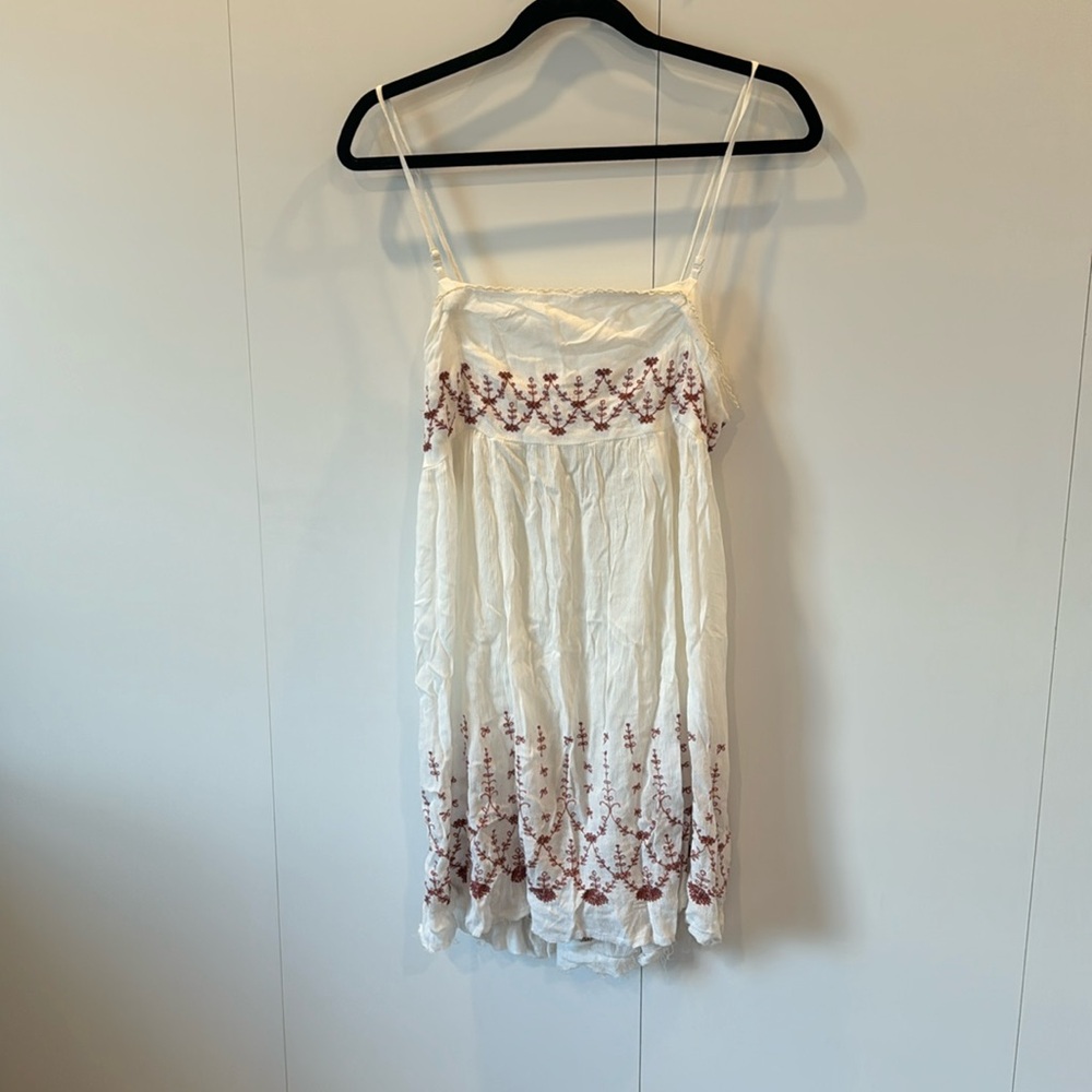 Free people intimate white dress with embroidery. Removable/ adjustable straps